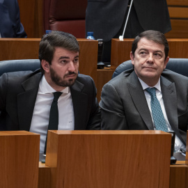 El vicepresidente de la Junta, Juan García-Gallardo (i), y el presidente de la Junta de Castilla y León, Alfonso Fernández Mañueco (d), durante la sesión de la votación de las enmiendas del PSOE a la Ley de medidas, en la sede de Las Cortes, a 23 de