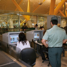 La obligatoria imagen de agentes de la Guardia Civil controlando el embarque en los aviones es cada vez menos frecuente en los aeropuertos españoles ante el avance de la seguridad privada.