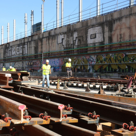 Operaris treballant en les obres per fer encabir les vies de l'R2N i l'R11 a la futura estació de la Sagrera