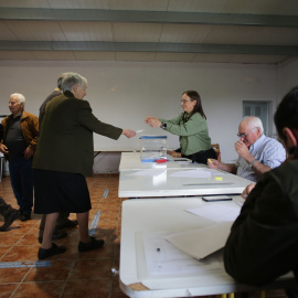 Varias personas ejercen su derecho a voto en la mesa electoral en Portomarín, Lugo a 28 de mayo de 2023