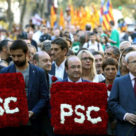 El primer secretario del PSC, Miquel Iceta, junto al expresidente de la Generalitat José Montilla (d), en la ofrenda floral con motivo de la Diada. EFE/Toni Albir