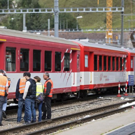 Varios policías inspeccionan el accidente de un tren en una estación en Andermatt, en el centro de Suiza. EFE/Urs Flueeler