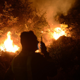 Brigadas forestales y vecinos colaboran en la extinción de un incendio en Cudeiro en plena ola de incendios en Galicia