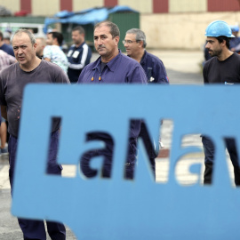 Trabajadores del astillero de La Naval, en Sestao (Bizkaia), escuchan la lectura del comunicado donde han exigido a los Gobiernos español y vasco y a la SEPI la creación de una mesa de negociación para "la búsqueda de una solución de estabilidad y fu