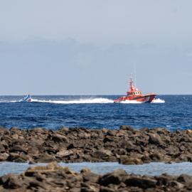 Un barco de Salvamento Marítimo, a su llegada al Muelle de La Cebolla con la patera de 34 migrantes, a 1 de septiembre de 2021, en Lanzarote.