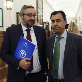 Víctor Manuel Martínez Muñoz (i), portavoz del Grupo Parlamentario Popular en la Asamblea Regional de Murcia, y Fernando Martínez-Maillo, coordinador general del Partido Popular, en los pasillos del Congreso. EFE/ Mariscal