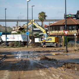 07/07/2023.- Empleados municipales trabajan en la limpieza este viernes tras la fuerte tormenta caída la tarde de ayer en Zaragoza.