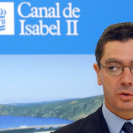 Alberto Ruiz Gallardón, durante una visita que realizó en 2002 para inaugurar el laboratorio de análisis del agua del Canal de Isabel II en Madrid. EFE/Fernando Alvarado