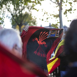 Un hombre sostiene una bandera de la Falange y una foto del dictador cerca del cementerio Mingorrubio-El Pardo. / Jairo Vargas