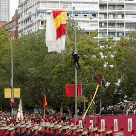 Imagen de archivo de un paracaidista enganchado a una farola del Paseo de la Castellana durante el desfile del 12-O de 2019.