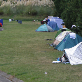 Campamento de los inmigrantes en los alrededores del puerto Zierbena