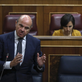 Luis de Guindos en la sesión de control al Gobierno en el Congreso. EFE/Emilio Naranjo