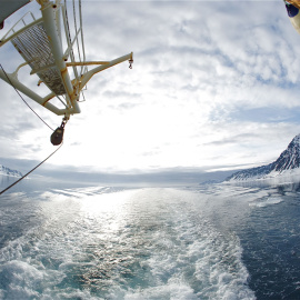 Un grupo de científicos durante una expedición en el Océano Glaciar Ártico. EFE