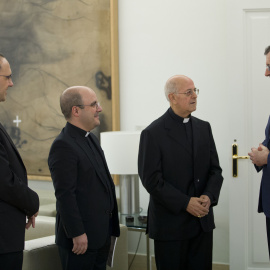 La cúpula de la Conferencia Episcopal, con su presidente, el arzobispo Ricardo Blázquez, a la cabeza, en una reunión con Mariano Rajoy en el Palacio de la Moncloa, el pasado marzo.