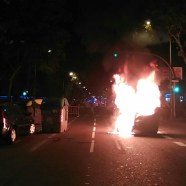 Contenidor cremant a la Ronda de Sant Pere, després de la manifestació d'aquest 1-O. / Maria Rubio.