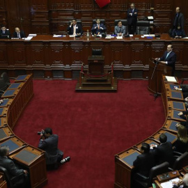 El primer ministro de Perú, Fernando Zavala (d), da un discurso en el hemiciclo del Congreso acompañado de sus ministros en Lima (Perú). EFE/Ernesto Arias