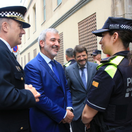 El alcalde de Barcelona, Jaume Collboni, conversa con agentes de la Guàrdia Urbana.