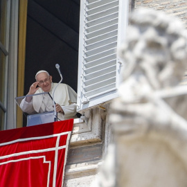 El Papa Francisco dirige la oración del Ángelus desde la ventana de su oficina con vista a la Plaza de San Pedro en la Ciudad del Vaticano, el 2 de julio de 2023.