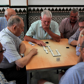 Varios jubilados juegan una partida de dominó enun centro de la tercera edad en la localidad malagueña de Benalmádena. REUTERS / Jon Nazca