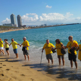 Protesta de veïns de la Barceloneta contra el turisme massiu. FOTO: Guillem Amatller