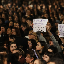 Cientos de personas durante una manifestación convocada por el Movimiento Feminista de Euskal Herria por el 8M