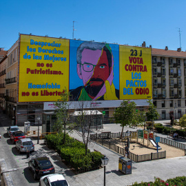 Lona de 400 metros cuadrados de Avaaz, en la plaza Pedro Cerolo, a lunes 10 de julio.