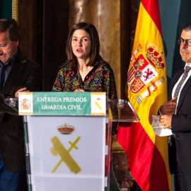 El periodista Manu Marlasca (primero a la derecha) en una entrega de premios de la Guardia Civil.