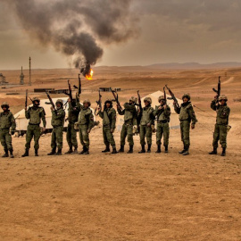 Miembro de los "Cazadores del ISIS" en el campo de gas de Palmira /ISIS Hunters