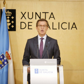 El líder del PP, Alberto Núñez Feijóo, interviene ante los medios de comunicación tras una reunión del Consello de la Xunta en Vigo en de abril de 2022. E.P./Javier Vázquez