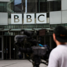 Un cámara trabaja fuera de la sede de la BBC en Londres, a 10 de julio de 2023