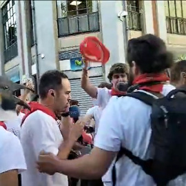 El periodista de RTVE Adrián Arnau, durante una difícil conexión en directo en Pamplona (Navarra).