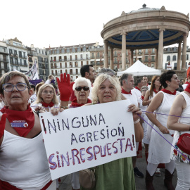 10/07/2023 - Cientos de personas se concentraron este lunes en la Plaza del Castillo, Pamplona, en apoyo a la víctima de una agresión sexual durante los Sanfermines.