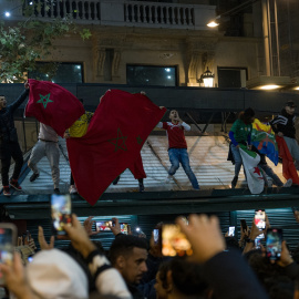 Aficionados de la Selección de fútbol de Marruecos celebran la victoria ante España en el Mundial, a 6 de Diciembre de 2022 en Barcelona.