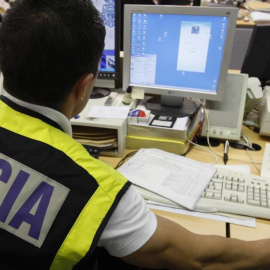 Agentes adscritos al Grupo de Delitos Tecnológicos de la Brigada Provincial de Policía Judicial de Las Palmas han detenido a un hombre de 51 años que se olvidó y dejó conectado en un ordenador de una biblioteca pública de la capital grancanaria un p