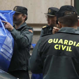 Agentes de la Guardia Civil, en una operación policial en Catalunya. EFE