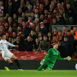 Joaquin Correa anota el gol del empate ante el Liverpool. /EFE