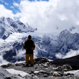 Vistas del valle del Himalaya desde el campamento base del glaciar Yala, Nepal. Joseph Shea