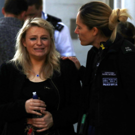 Una mujer llora tras la explosión en el metro de Londres. REUTERS/Kevin Coombs