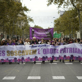 Capçalera de la manifestació contra la violència masclista a Barcelona aquest 25-N. Joel Kashila