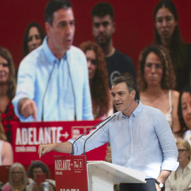 El candidato del PSOE a la reelección como presidente, Pedro Sánchez (c), durante un acto electoral este jueves, en Santander