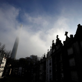 Una de las torres de la central térmica de As Pontes, vista desde el cementerio del municipio. REUTERS/Miguel Vidal