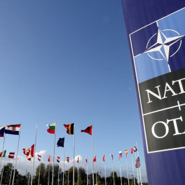 El logo de la OTAN (NATO, en sus siglas en inglés) y las banderas de los países miembros de la alianza, en el exterior de su sede en Bruselas. REUTERS/Pascal Rossignol