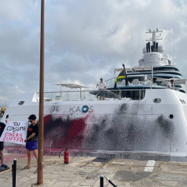 16/07/2023 - Dos activistas despliegan una pancarta frente al yate rociado de pintura, en Ibiza, a 16 de julio de 2023.