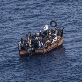 29/06/2023 - Varios migrantes intentaron llegar a la isla italiana de Lampedusa desde la costa norte de África, a 29 de junio de 2023.