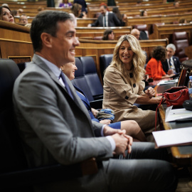 El presidente del Gobierno, Pedro Sánchez y la vicepresidenta segunda y ministra de Trabajo y Economía Social, Yolanda Díaz, durante una sesión de control al Gobierno