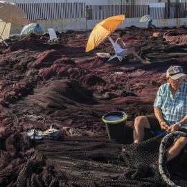 Varios pescadores arreglan artes de pesca en el muelle de Barbate, a 17 de julio de 2023.