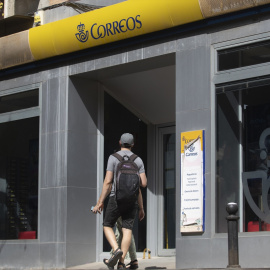 17/07/2023 Una persona entra en una oficina de correos