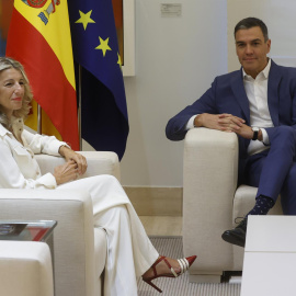 El presidente del Gobierno, Pedro Sánchez (d), durante la reunión que ha mantenido con la vicepresidenta segunda y ministra de Trabajo y Economía Social, Yolanda Díaz, este martes en Moncloa.