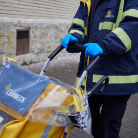 Imagen de archivo de una cartera en Pamplona, a 1 de abril de 2020.