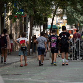 Varios niños se dirigen a la salida del colegio Pia Balmes, a 23 de septiembre de 2022, en Barcelona.